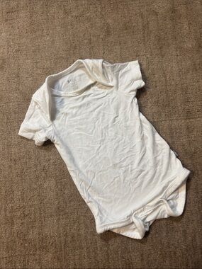 Kyte 0-3M White onesie bamboo